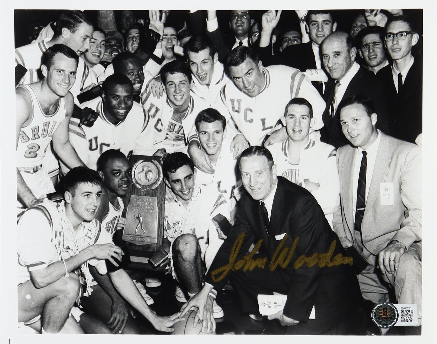 John Wooden Signed UCLA 8x10 Championship Photo (Beckett)