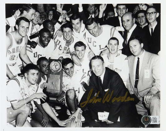 John Wooden Signed UCLA 8x10 Championship Photo (Beckett)